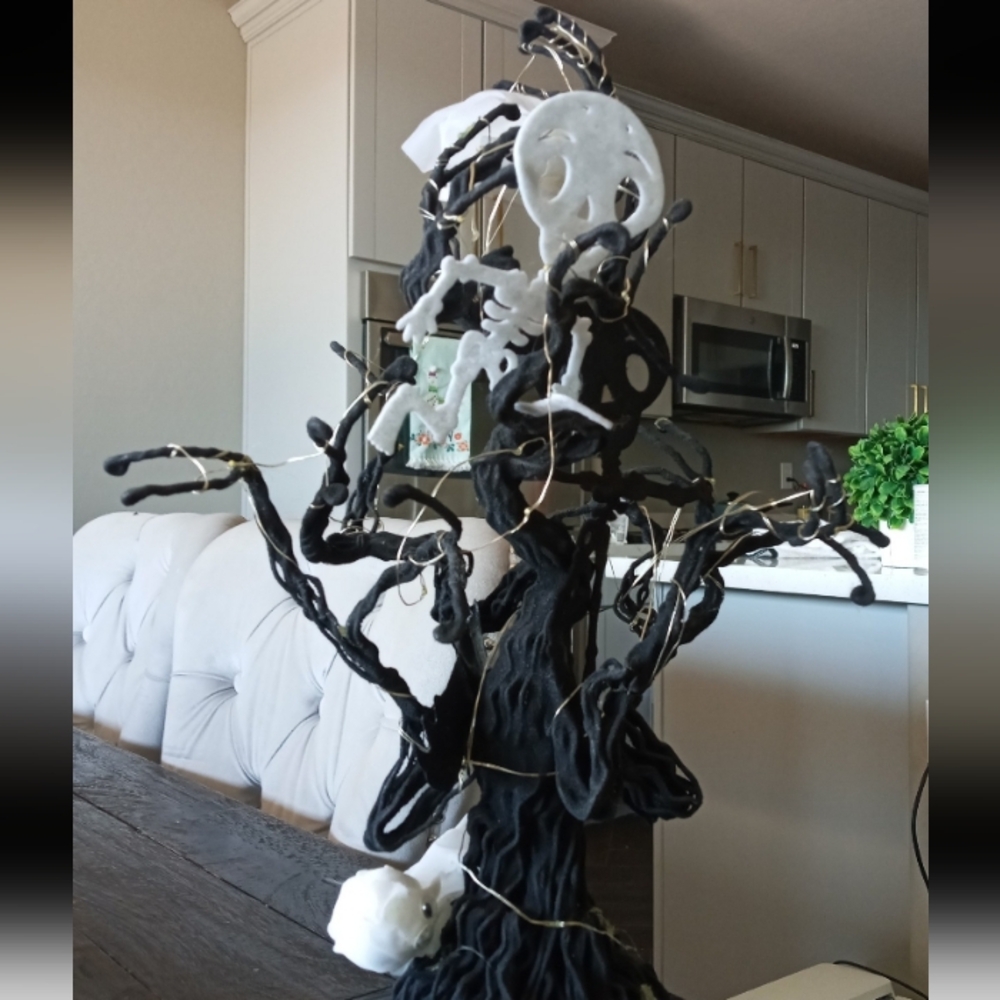 Beatsync Halloween Tree bat, Ghosts, and skeletons decor